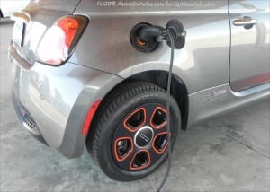 2013-Fiat-500e-charging