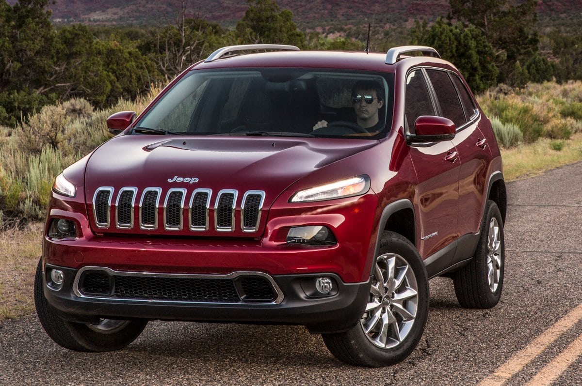 2014-Jeep-Cherokee-Limited-front-three-quarters-view-01